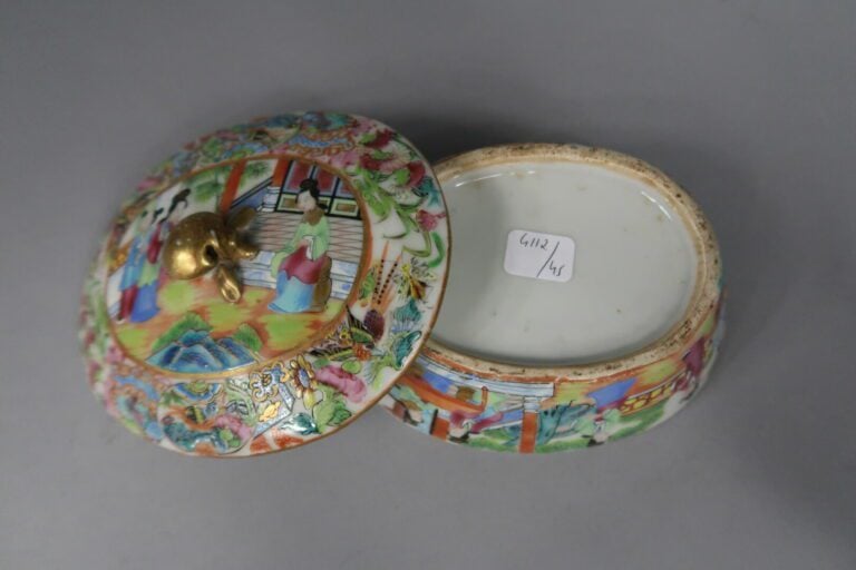 Chine, Canton - Parties de services en porcelaine émaillée polychrome à décor d…