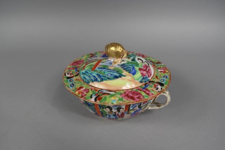 Chine, Canton - Parties de services en porcelaine émaillée polychrome à décor d…