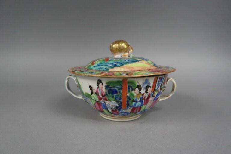 Chine, Canton - Parties de services en porcelaine émaillée polychrome à décor d…