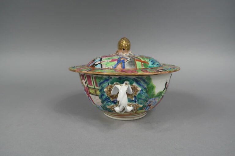 Chine, Canton - Parties de services en porcelaine émaillée polychrome à décor d…