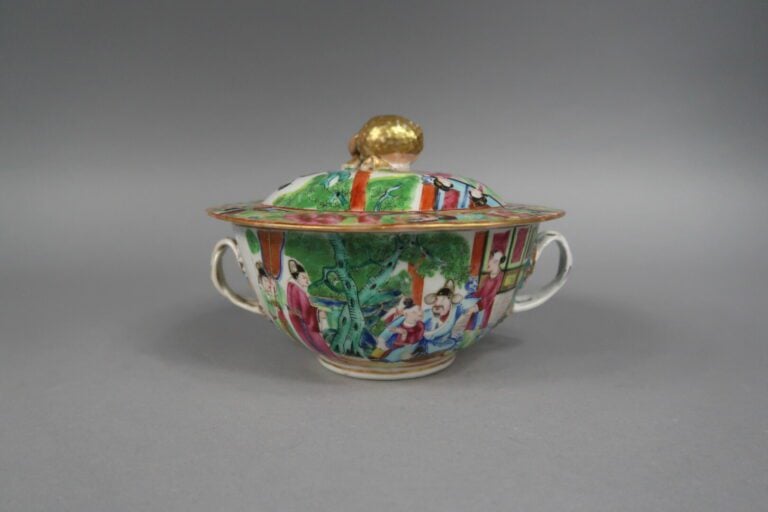 Chine, Canton - Parties de services en porcelaine émaillée polychrome à décor d…