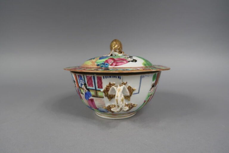 Chine, Canton - Parties de services en porcelaine émaillée polychrome à décor d…
