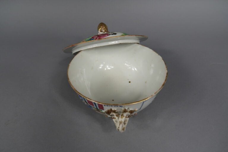 Chine, Canton - Parties de services en porcelaine émaillée polychrome à décor d…
