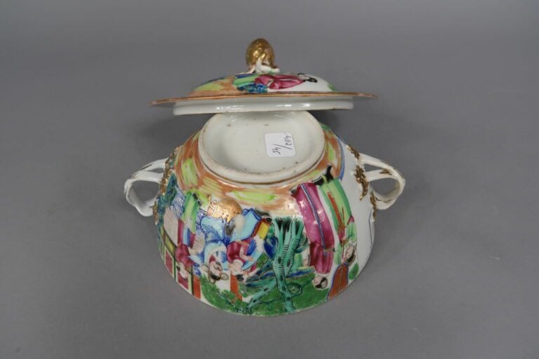 Chine, Canton - Parties de services en porcelaine émaillée polychrome à décor d…