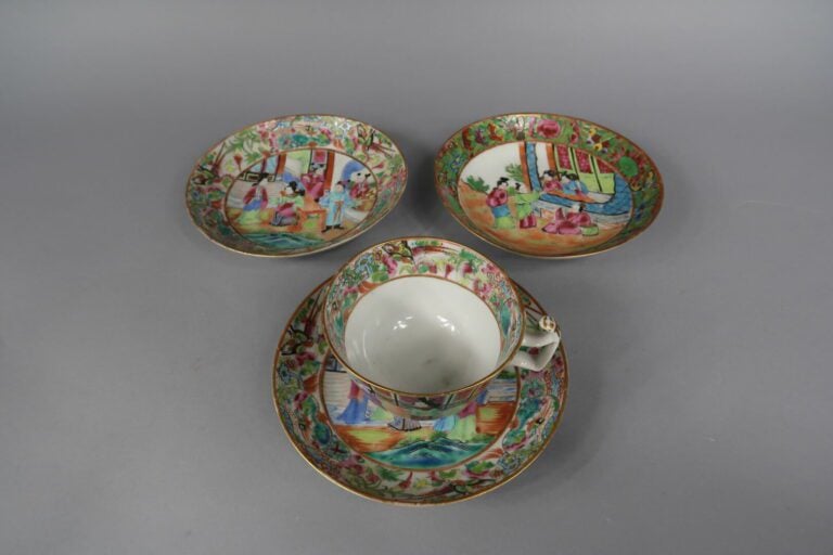 Chine, Canton - Parties de services en porcelaine émaillée polychrome à décor d…
