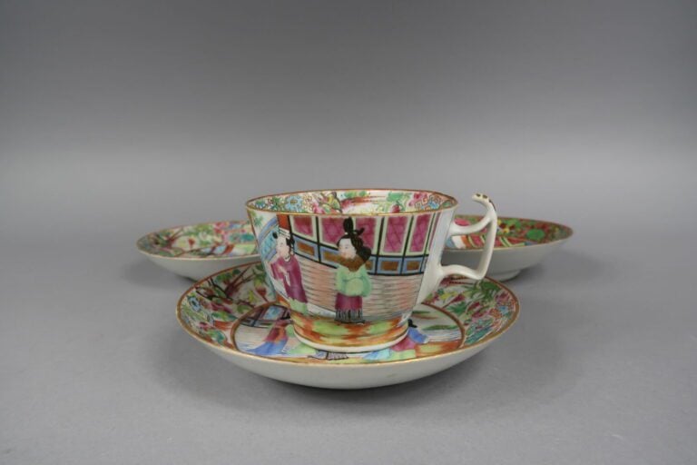 Chine, Canton - Parties de services en porcelaine émaillée polychrome à décor d…