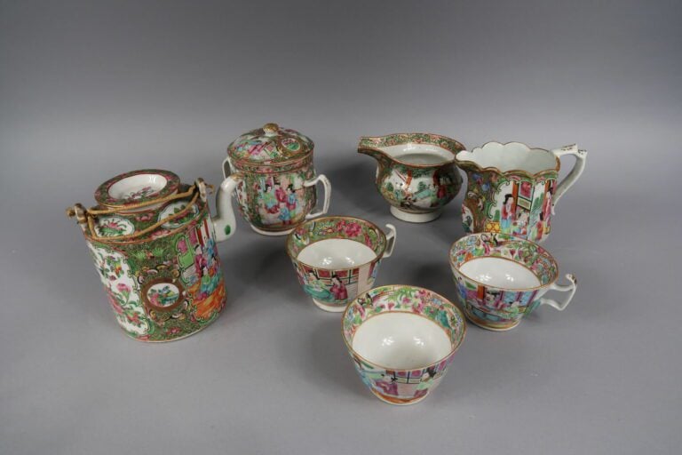 Chine, Canton - Parties de services en porcelaine émaillée polychrome à décor d…