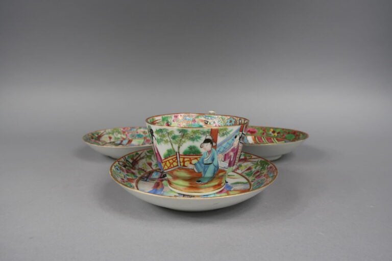 Chine, Canton - Parties de services en porcelaine émaillée polychrome à décor d…