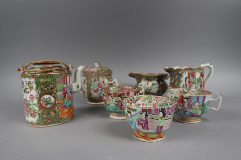 Chine, Canton - Parties de services en porcelaine émaillée polychrome à décor d…