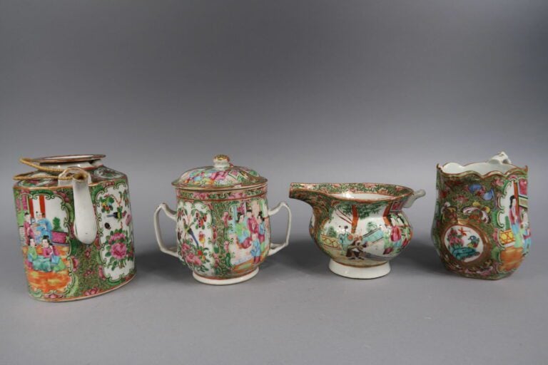 Chine, Canton - Parties de services en porcelaine émaillée polychrome à décor d…