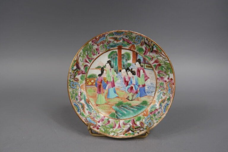 Chine, Canton - Parties de services en porcelaine émaillée polychrome à décor d…