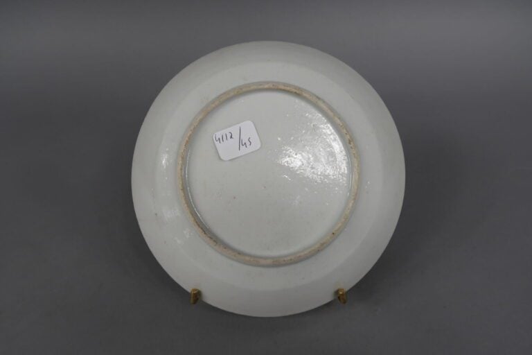 Chine, Canton - Parties de services en porcelaine émaillée polychrome à décor d…