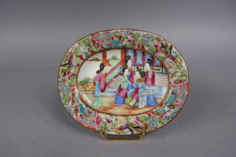 Chine, Canton - Parties de services en porcelaine émaillée polychrome à décor d…