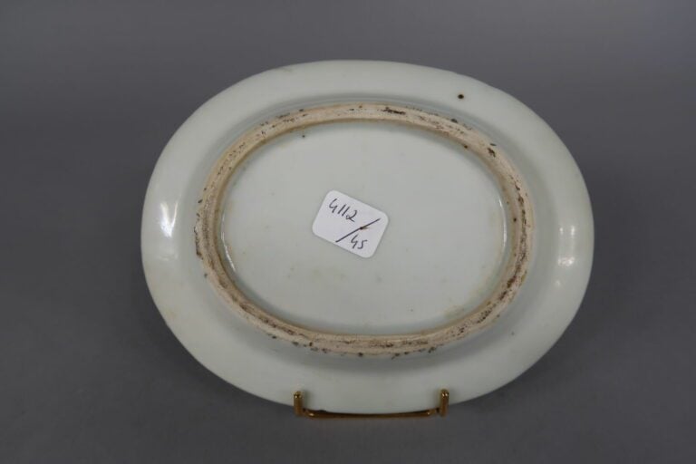 Chine, Canton - Parties de services en porcelaine émaillée polychrome à décor d…