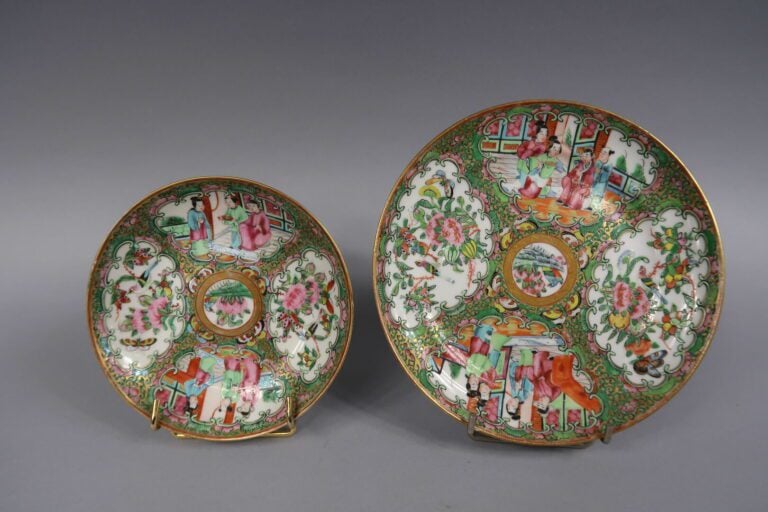 Chine, Canton - Service à thé en porcelaine émaillée polychrome à décor de regi…