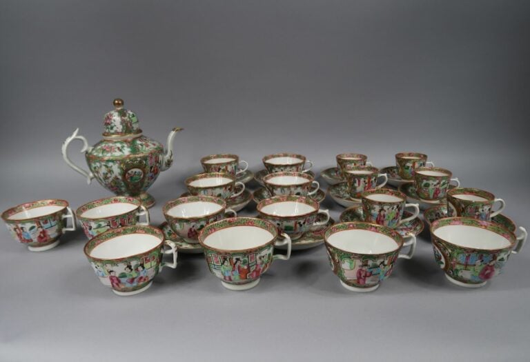 Chine, Canton - Service à thé en porcelaine émaillée polychrome à décor de regi…