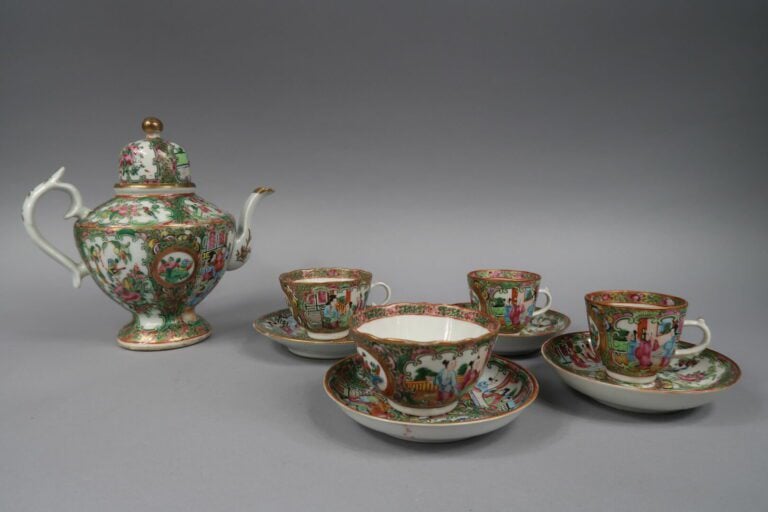 Chine, Canton - Service à thé en porcelaine émaillée polychrome à décor de regi…