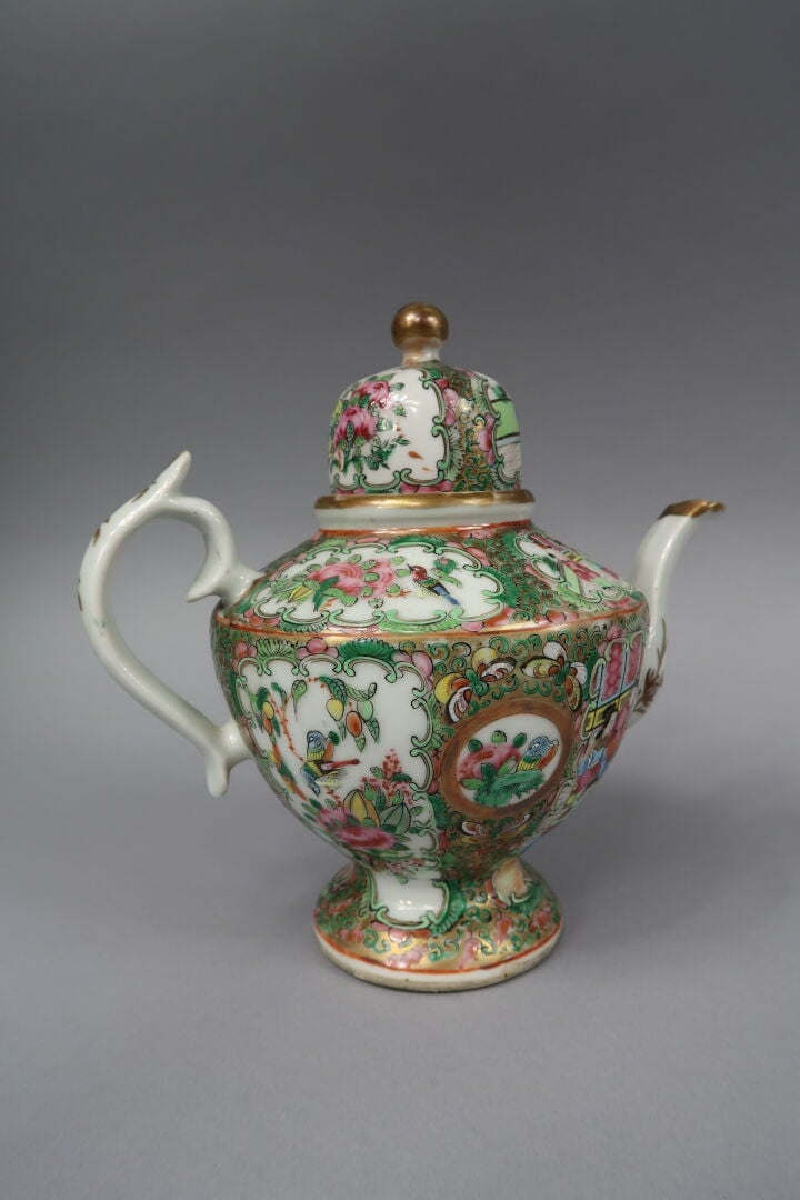 Chine, Canton - Service à thé en porcelaine émaillée polychrome à décor de regi…