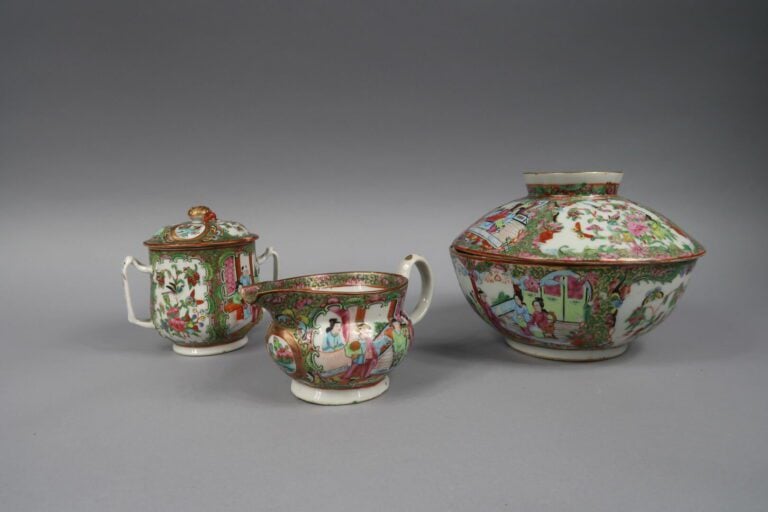 Chine, Canton - Service à thé en porcelaine émaillée polychrome à décor de regi…