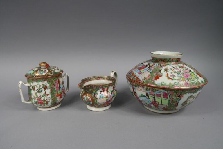 Chine, Canton - Service à thé en porcelaine émaillée polychrome à décor de regi…