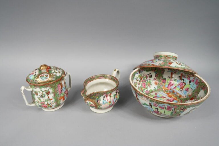 Chine, Canton - Service à thé en porcelaine émaillée polychrome à décor de regi…