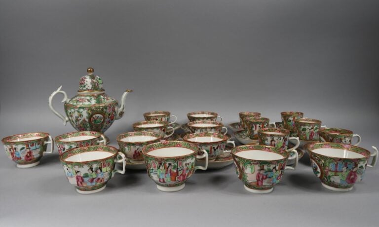 Chine, Canton - Service à thé en porcelaine émaillée polychrome à décor de regi…