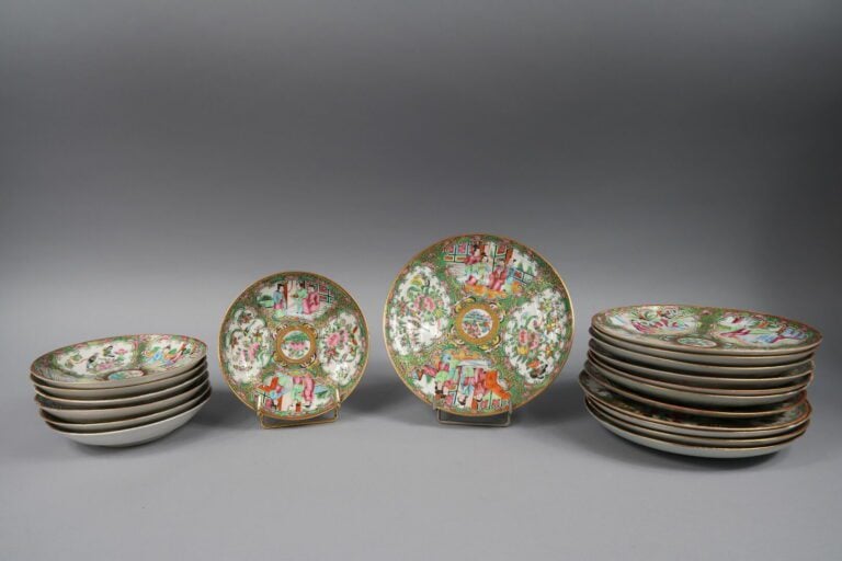 Chine, Canton - Service à thé en porcelaine émaillée polychrome à décor de regi…