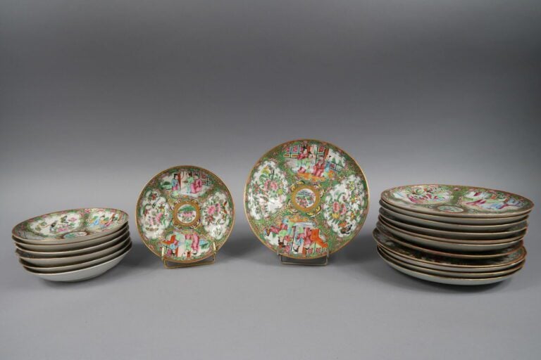 Chine, Canton - Service à thé en porcelaine émaillée polychrome à décor de regi…
