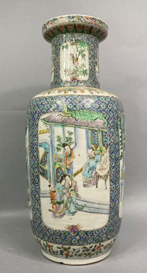 Chine, Canton - Vase balustre en céramique de Canton et éaux polychromes à déco…