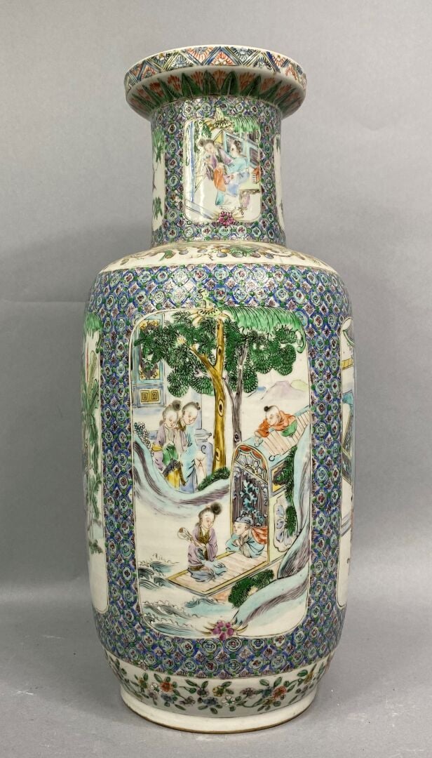 Chine, Canton - Vase balustre en céramique de Canton et éaux polychromes à déco…