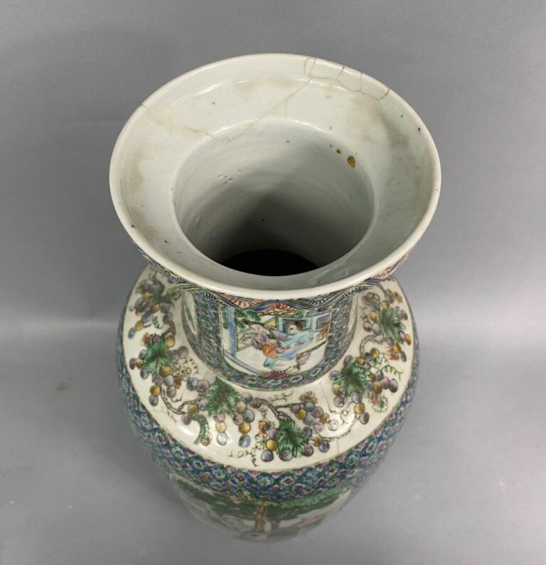 Chine, Canton - Vase balustre en céramique de Canton et éaux polychromes à déco…