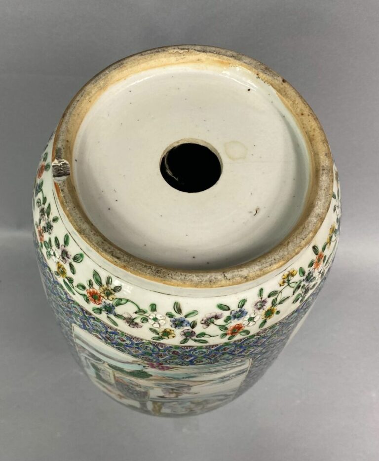 Chine, Canton - Vase balustre en céramique de Canton et éaux polychromes à déco…