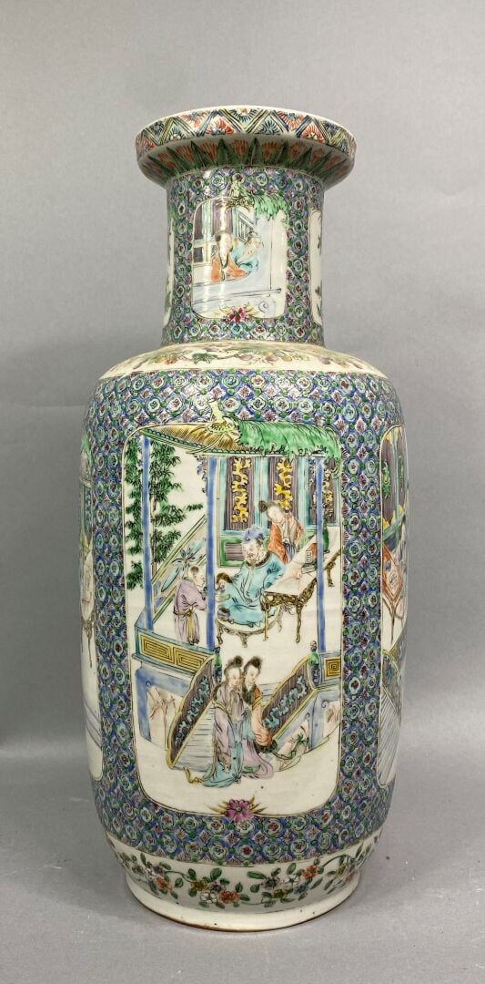 Chine, Canton - Vase balustre en céramique de Canton et éaux polychromes à déco…