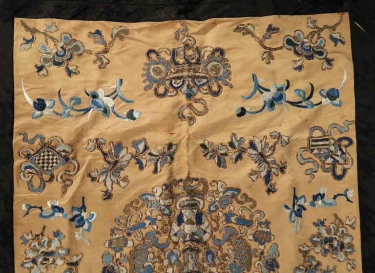 Chine - Carré de mandarin en soie brodée à décor sur fond crème de rinceaux fle…