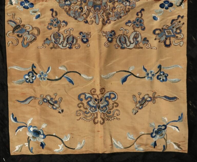 Chine - Carré de mandarin en soie brodée à décor sur fond crème de rinceaux fle…