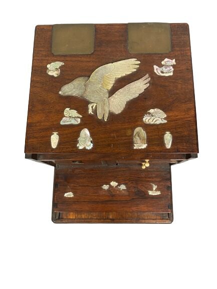 Chine - Coffret en bois et incrustations de nacre à décor d'aigle et autres ois…