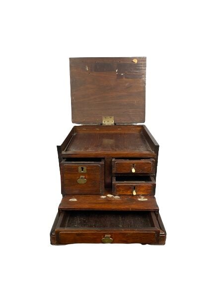 Chine - Coffret en bois et incrustations de nacre à décor d'aigle et autres ois…