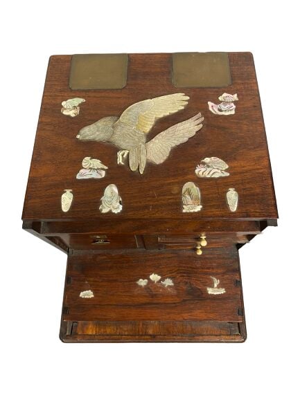 Chine - Coffret en bois et incrustations de nacre à décor d'aigle et autres ois…