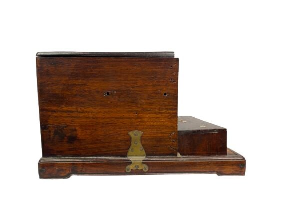Chine - Coffret en bois et incrustations de nacre à décor d'aigle et autres ois…