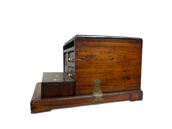 Chine - Coffret en bois et incrustations de nacre à décor d'aigle et autres ois…