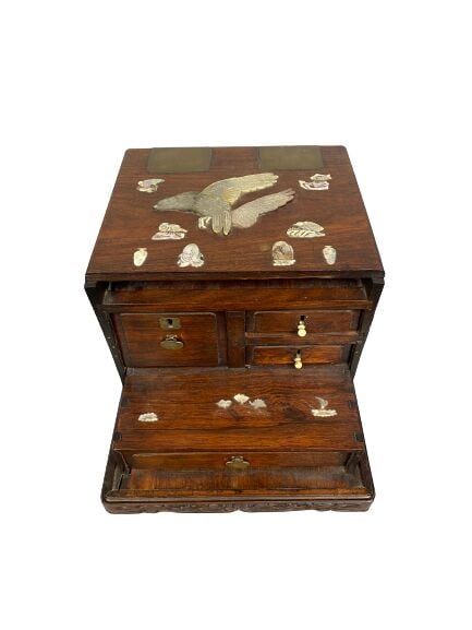 Chine - Coffret en bois et incrustations de nacre à décor d'aigle et autres ois…