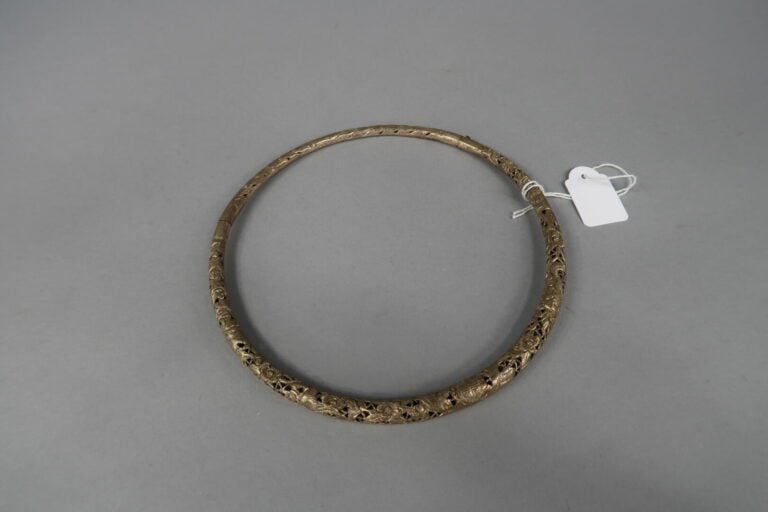 Chine - Collier torque en métal argenté ciselé et ajouré à décor de prunus, ois…