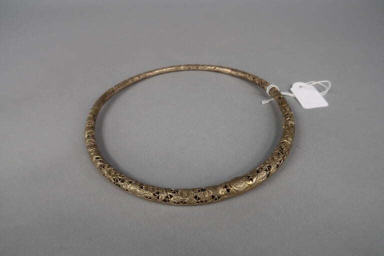 Chine - Collier torque en métal argenté ciselé et ajouré à décor de prunus, ois…