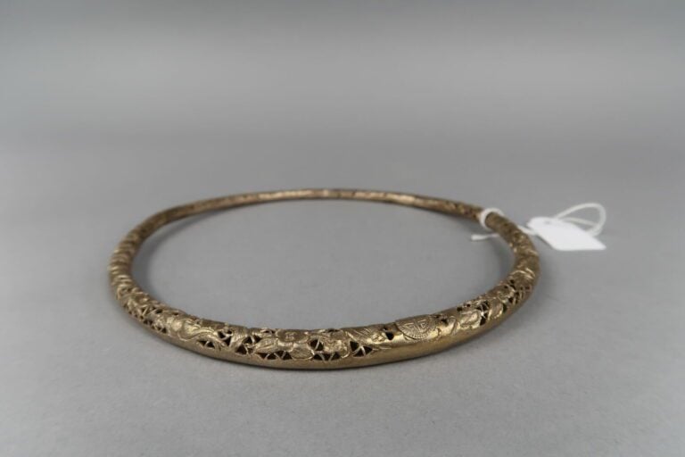 Chine - Collier torque en métal argenté ciselé et ajouré à décor de prunus, ois…