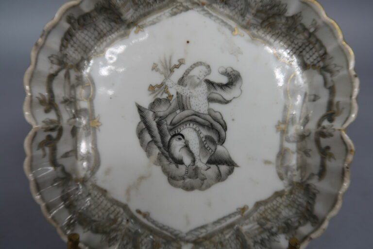 Chine, Compagnie des Indes - Assiette ronde polylobée en porcelaine à décor en…