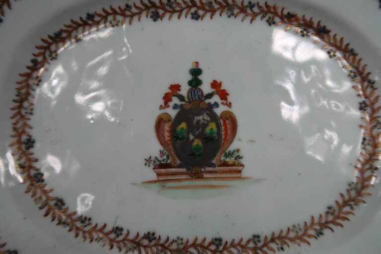 Chine, Compagnie des Indes - Plat ovale en porcelaine à décor en émaux polychro…