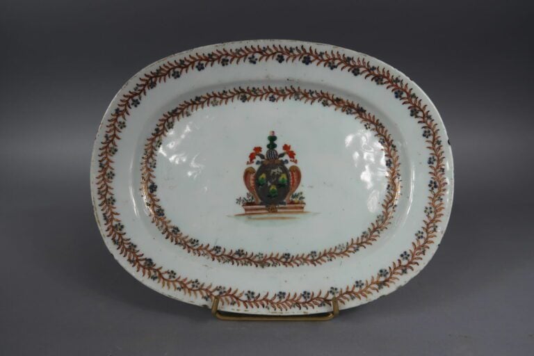 Chine, Compagnie des Indes - Plat ovale en porcelaine à décor en émaux polychro…