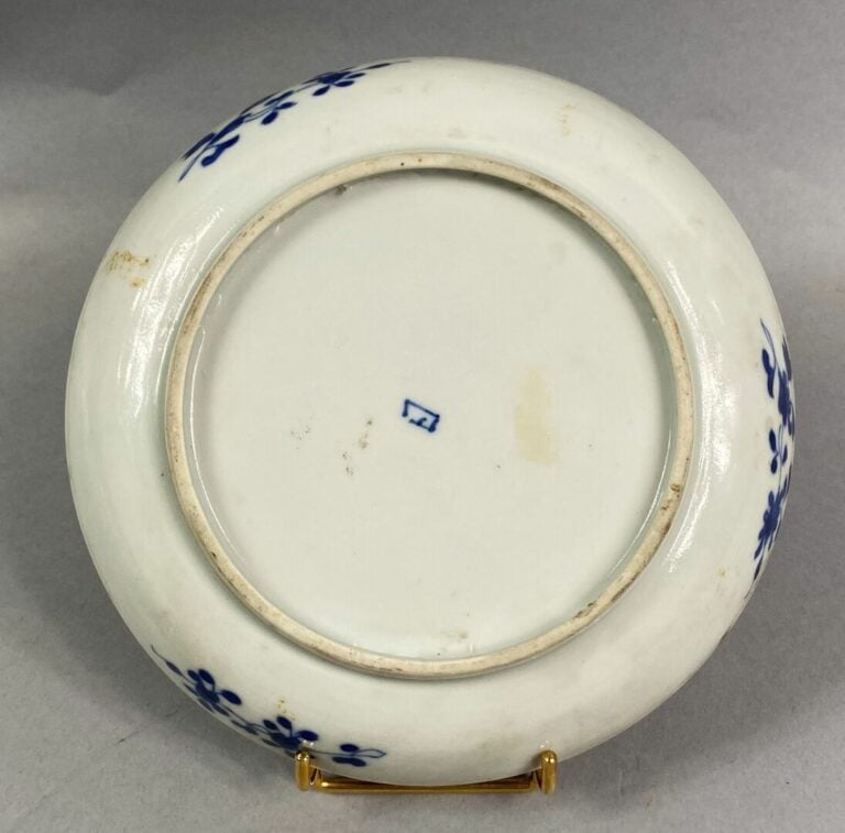 Chine - Coupe en porcelaine bleu blanc à décor bleu blanc de rinceaux feuillagé…