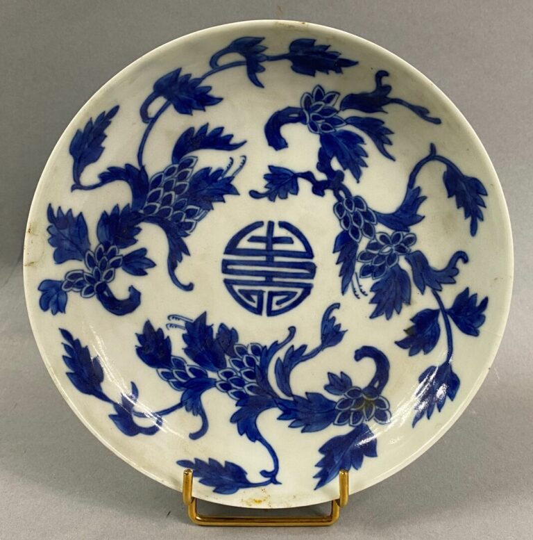 Chine - Coupe en porcelaine bleu blanc à décor bleu blanc de rinceaux feuillagé…
