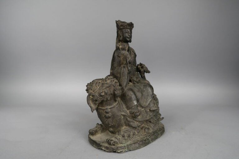 Chine - Dynastie MING (1368 - 1644), XVIIe siècle - Groupe en bronze à patine b…